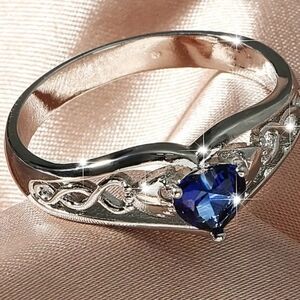 Elegant Vintage Style Silver Tone Blue Heart Ring